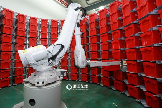 cargo handling robot